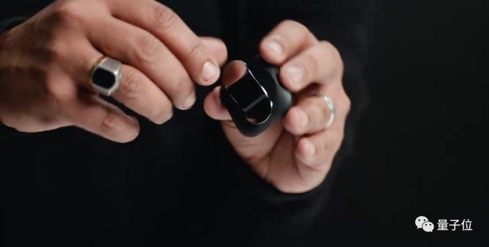 奥特曼投资前苹果员工创立,这家公司首款AI硬件炸圈,支持访问ChatGPT