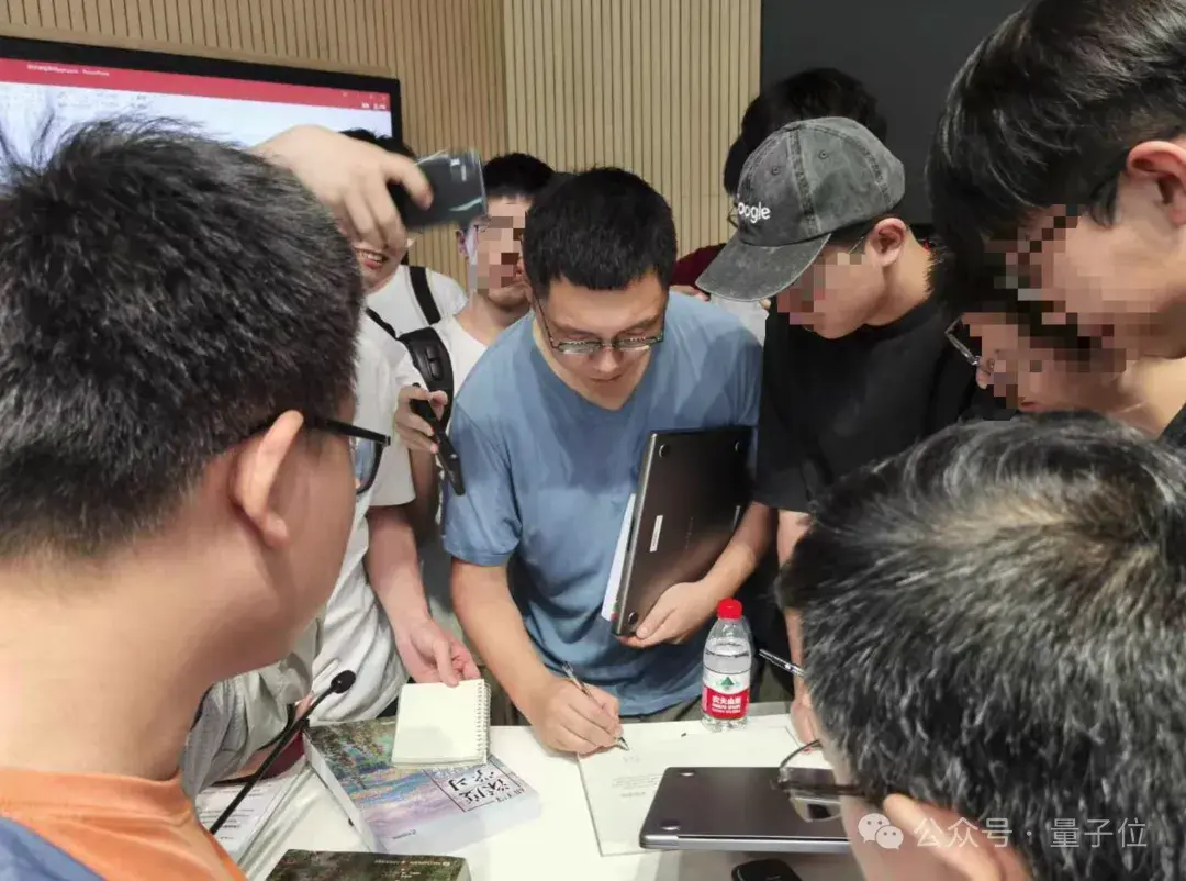 李沐重返母校,上交大秒变追星现场,大模型趋势无保留分享
