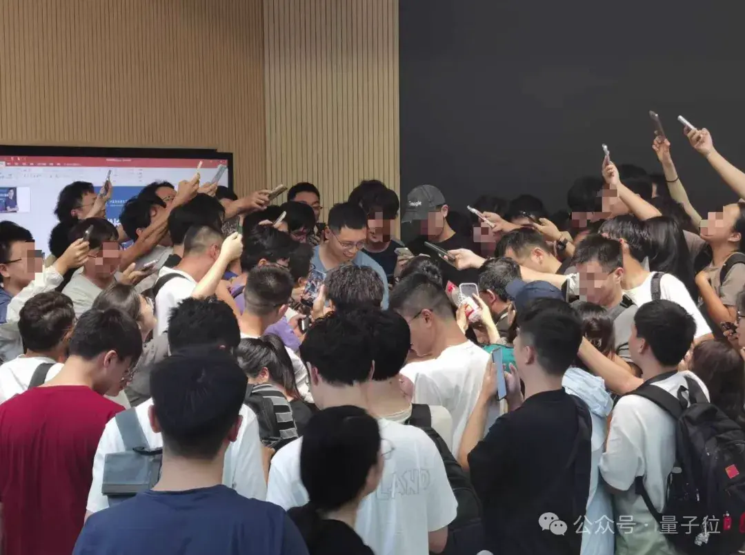 李沐重返母校,上交大秒变追星现场,大模型趋势无保留分享