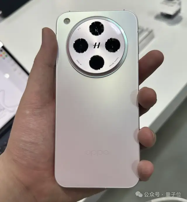 4199元起!OPPO新旗舰首发自研AI系统,随时随地一键问屏,Pro版还有iPhone 16同款物理快门