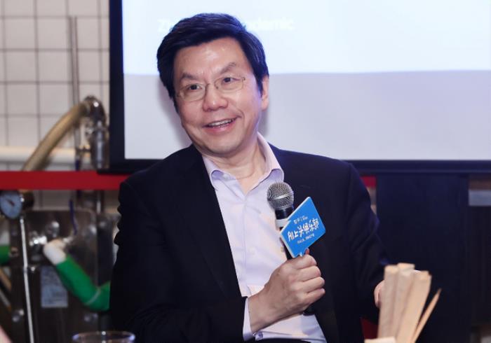 知乎整了场“AI上头俱乐部”学术酒吧,李开复看好中国大模型未来