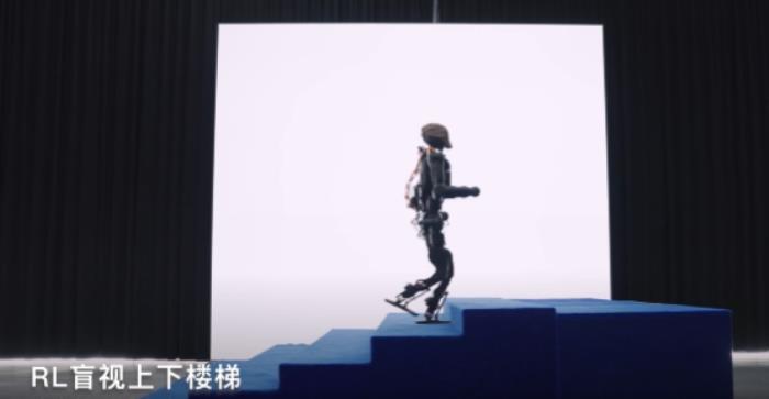 傅利叶发布首款开源人形机器人：身高1.3米 最快能跑3.5米/秒