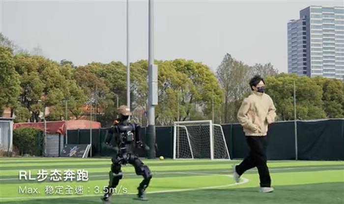 傅利叶发布首款开源人形机器人：身高1.3米 最快能跑3.5米/秒